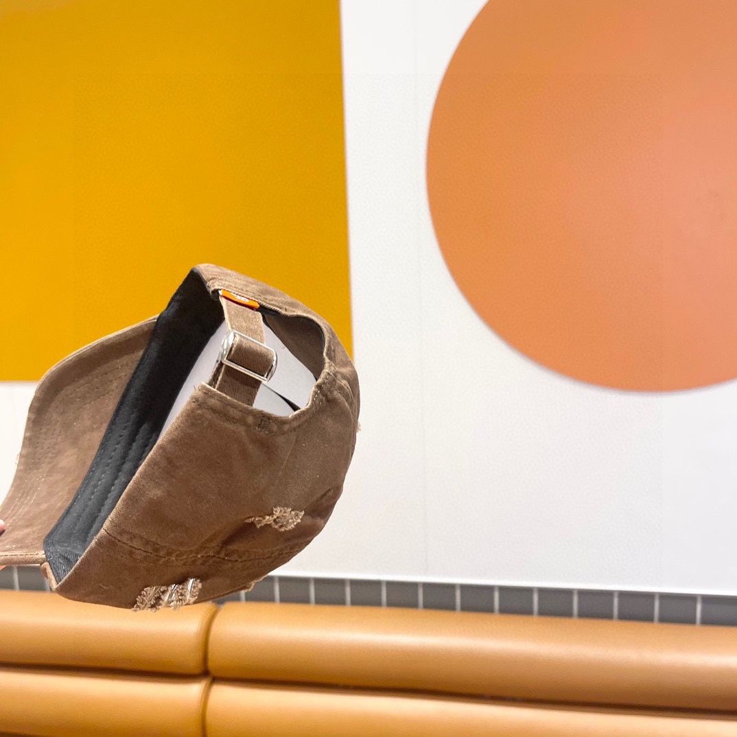  普拉达Prada 经典三角标棒球帽🧢万能必留款 戴一万年都好看 日常刚需 颜色完美 帽型正点 简直谁戴