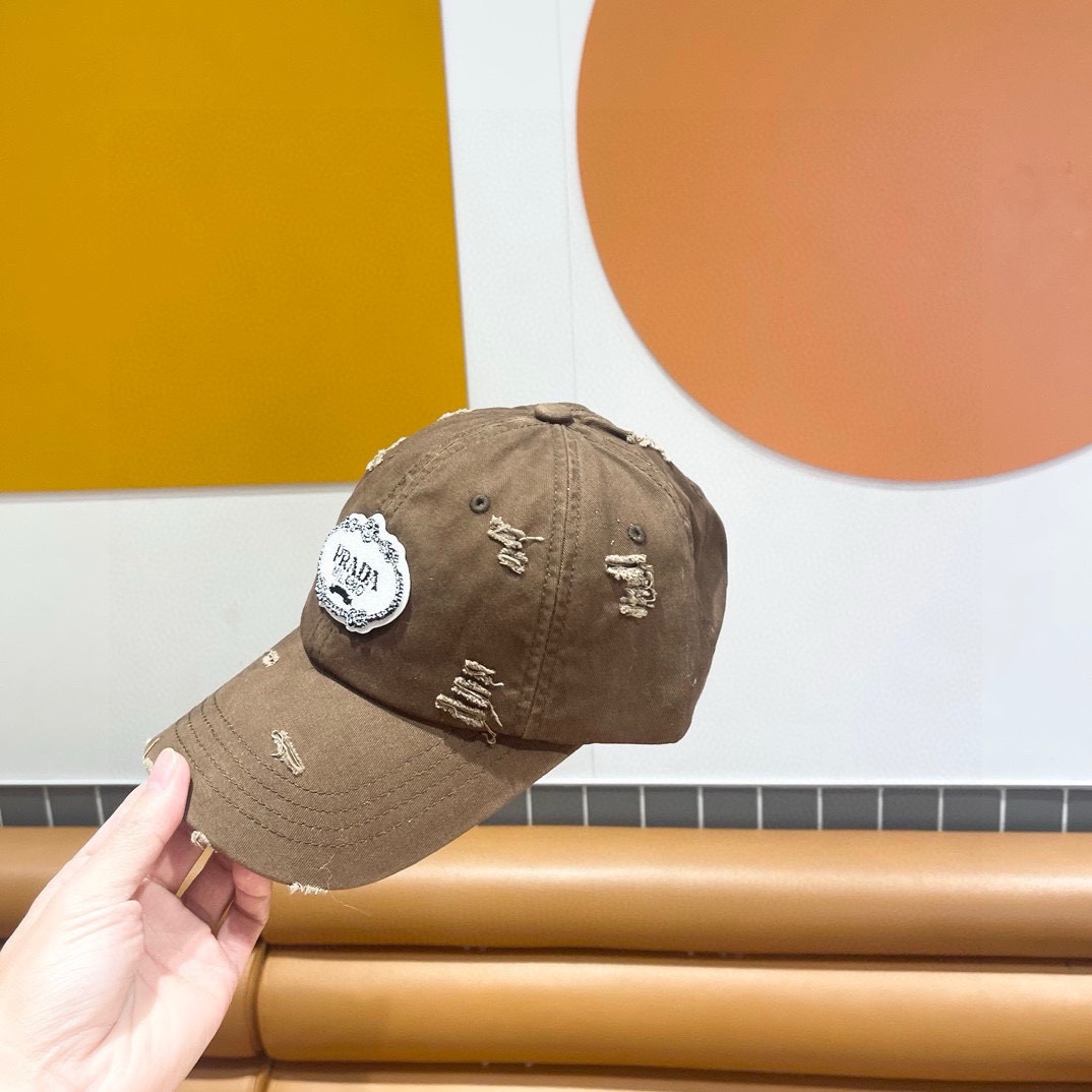  普拉达Prada 经典三角标棒球帽🧢万能必留款 戴一万年都好看 日常刚需 颜色完美 帽型正点 简直谁戴