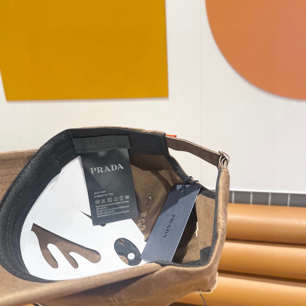  普拉达Prada 经典三角标棒球帽🧢万能必留款 戴一万年都好看 日常刚需 颜色完美 帽型正点 简直谁戴