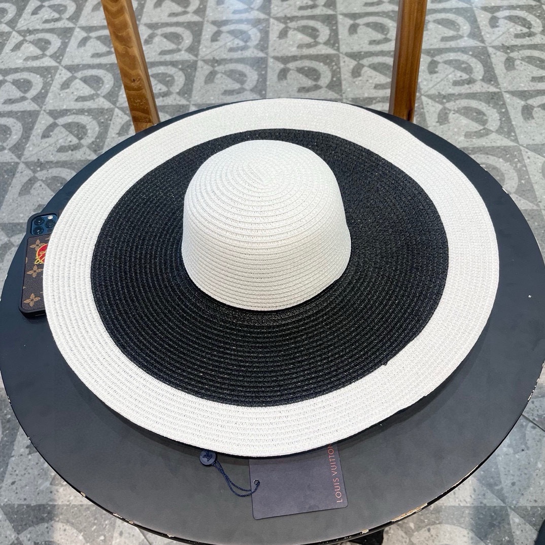  LV 路易威登2025新款草编遮阳大帽檐草帽🤩沙滩风格，简约大方，百搭单品～外出首选，新款帽型超美腻，