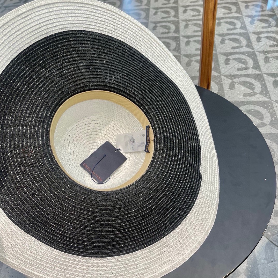  LV 路易威登2025新款草编遮阳大帽檐草帽🤩沙滩风格，简约大方，百搭单品～外出首选，新款帽型超美腻，