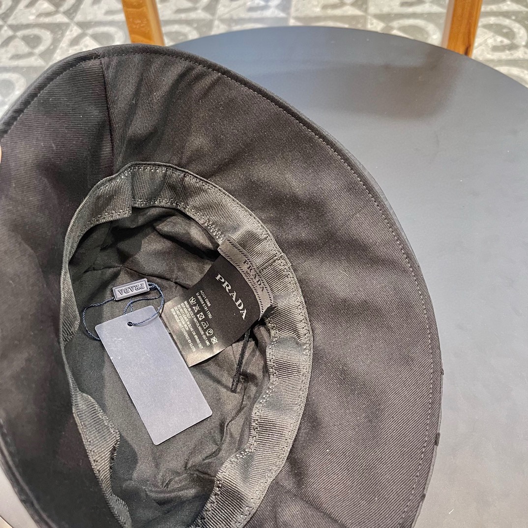  PRADA普拉达 小众珍珠水钻渔夫帽子女轻奢平顶短檐显脸小春夏街头日系盆帽