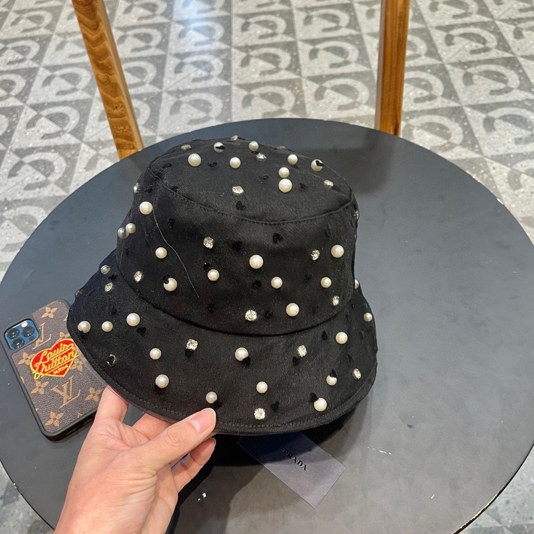  PRADA普拉达 小众珍珠水钻渔夫帽子女轻奢平顶短檐显脸小春夏街头日系盆帽
