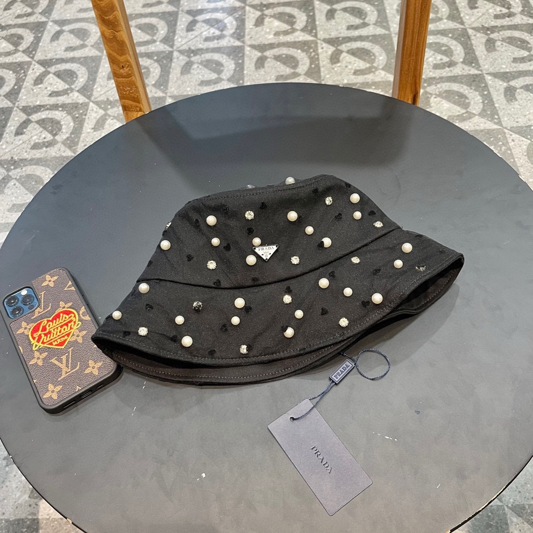  PRADA普拉达 小众珍珠水钻渔夫帽子女轻奢平顶短檐显脸小春夏街头日系盆帽