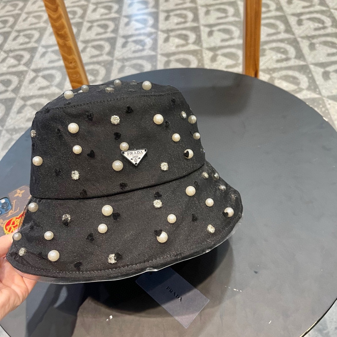  PRADA普拉达 小众珍珠水钻渔夫帽子女轻奢平顶短檐显脸小春夏街头日系盆帽