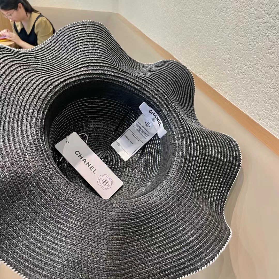 香奈儿Chanel新款荷叶边珍珠款大沿礼帽盆帽草帽，出街必备超好搭配，有调节绳