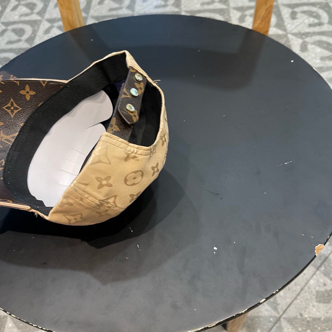  新款出货LV(路易威登)新款原单棒球帽，11开模订制，做工细致完美，质量超赞，基础头围56，贴片可调节