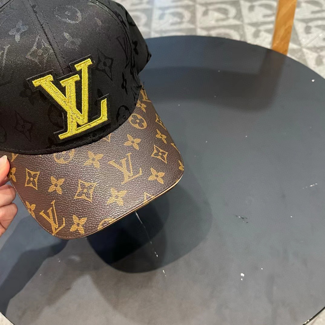  新款出货LV(路易威登)新款原单棒球帽，11开模订制，做工细致完美，质量超赞，基础头围56，贴片可调节