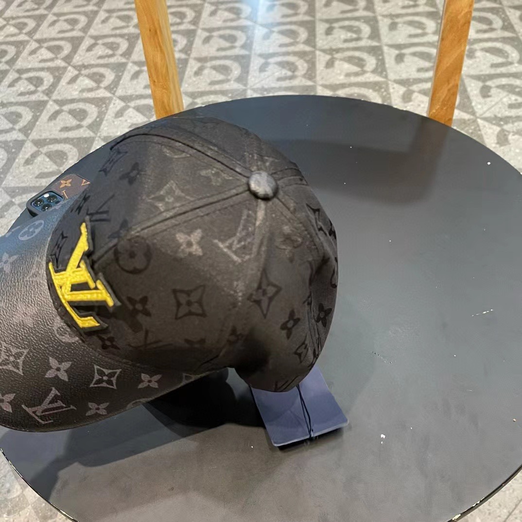  新款出货LV(路易威登)新款原单棒球帽，11开模订制，做工细致完美，质量超赞，基础头围56，贴片可调节