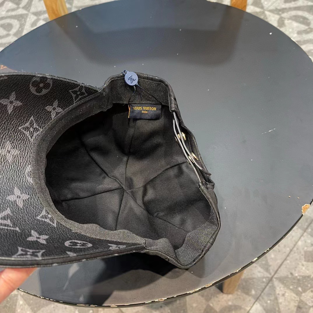  新款出货LV(路易威登)新款原单棒球帽，11开模订制，做工细致完美，质量超赞，基础头围56，贴片可调节