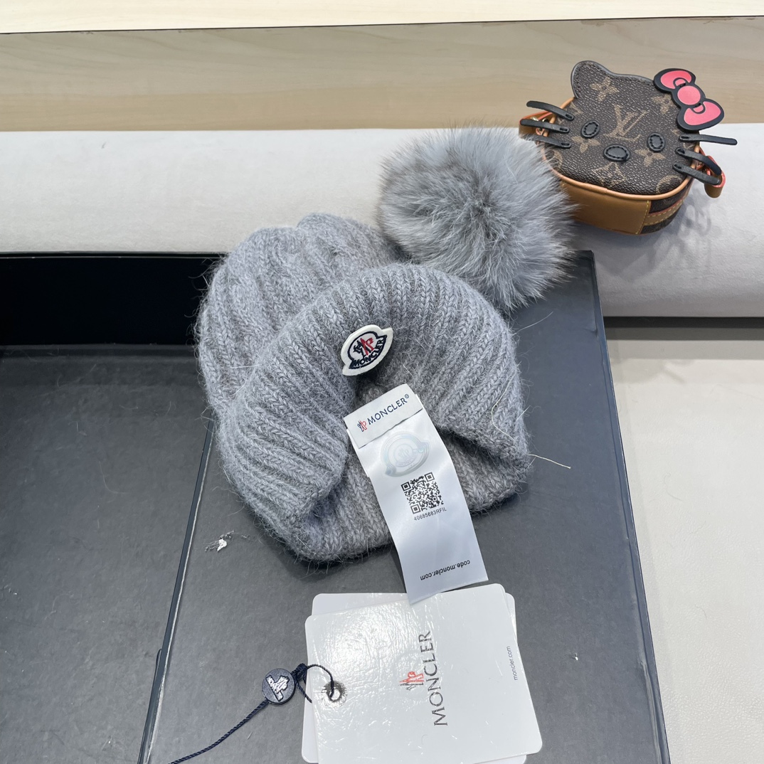 蒙口Moncler盟可睐💥官网经典针织帽，原单复刻.非常柔软亲肤，弹性很好💓有质感又非常百搭的款式~保暖