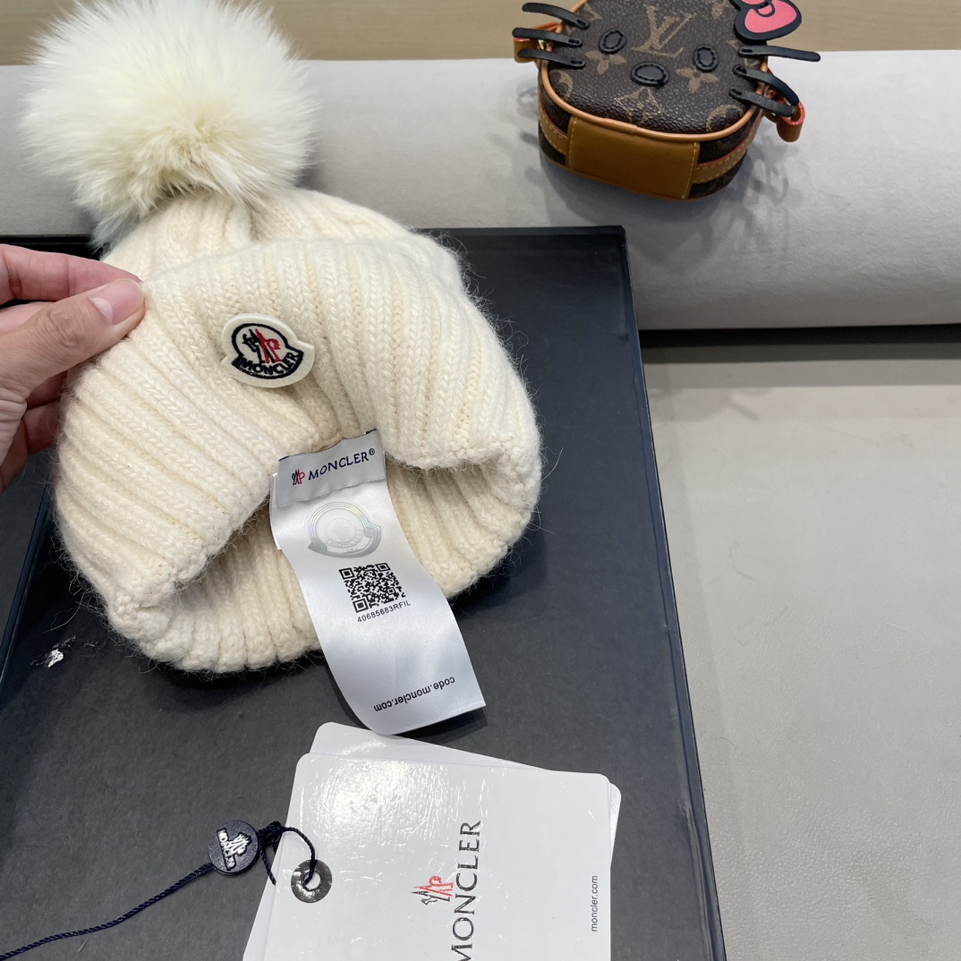 蒙口Moncler盟可睐💥官网经典针织帽，原单复刻.非常柔软亲肤，弹性很好💓有质感又非常百搭的款式~保暖