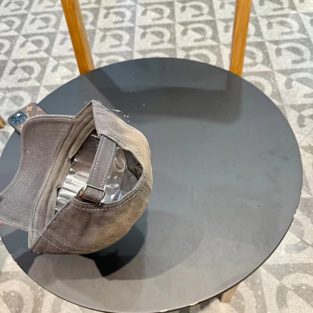  普拉达Prada 棒球帽🧢万能必留款 戴一万年都好看 日常刚需 颜色完美 帽型正点 简直谁戴都好看🧐质