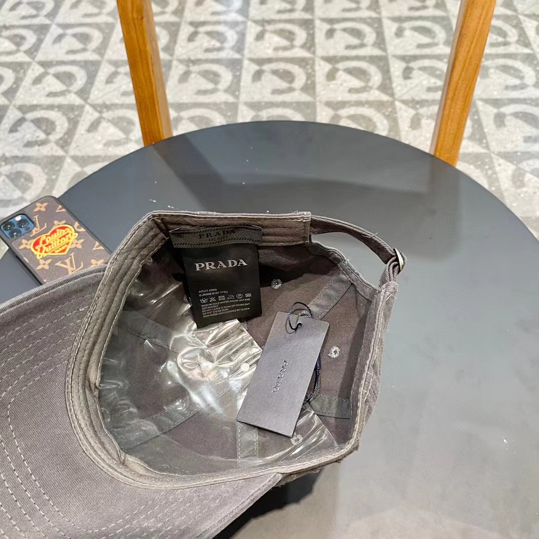  普拉达Prada 棒球帽🧢万能必留款 戴一万年都好看 日常刚需 颜色完美 帽型正点 简直谁戴都好看🧐质