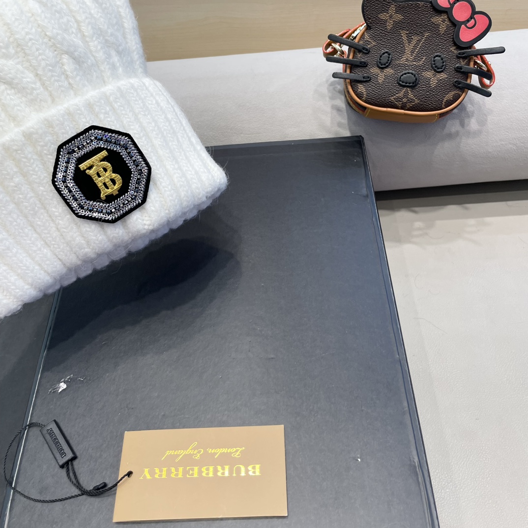 巴宝莉Burberry2024新款针织麻花毛线帽女秋冬季护耳防寒保暖帽子字母贴布冷帽潮