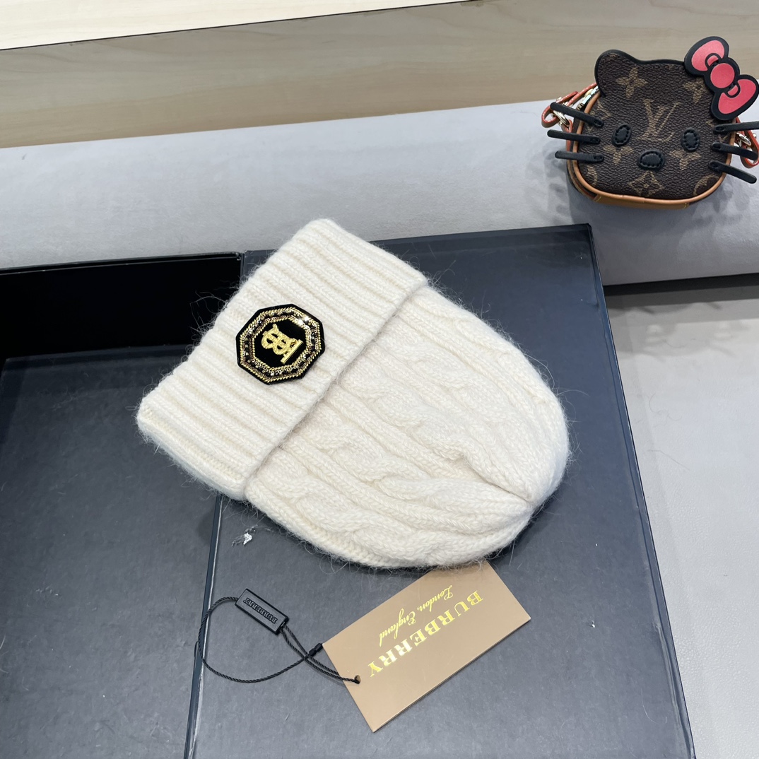 巴宝莉Burberry新款针织麻花毛线帽女秋冬季护耳防寒保暖帽子字母贴布冷帽潮