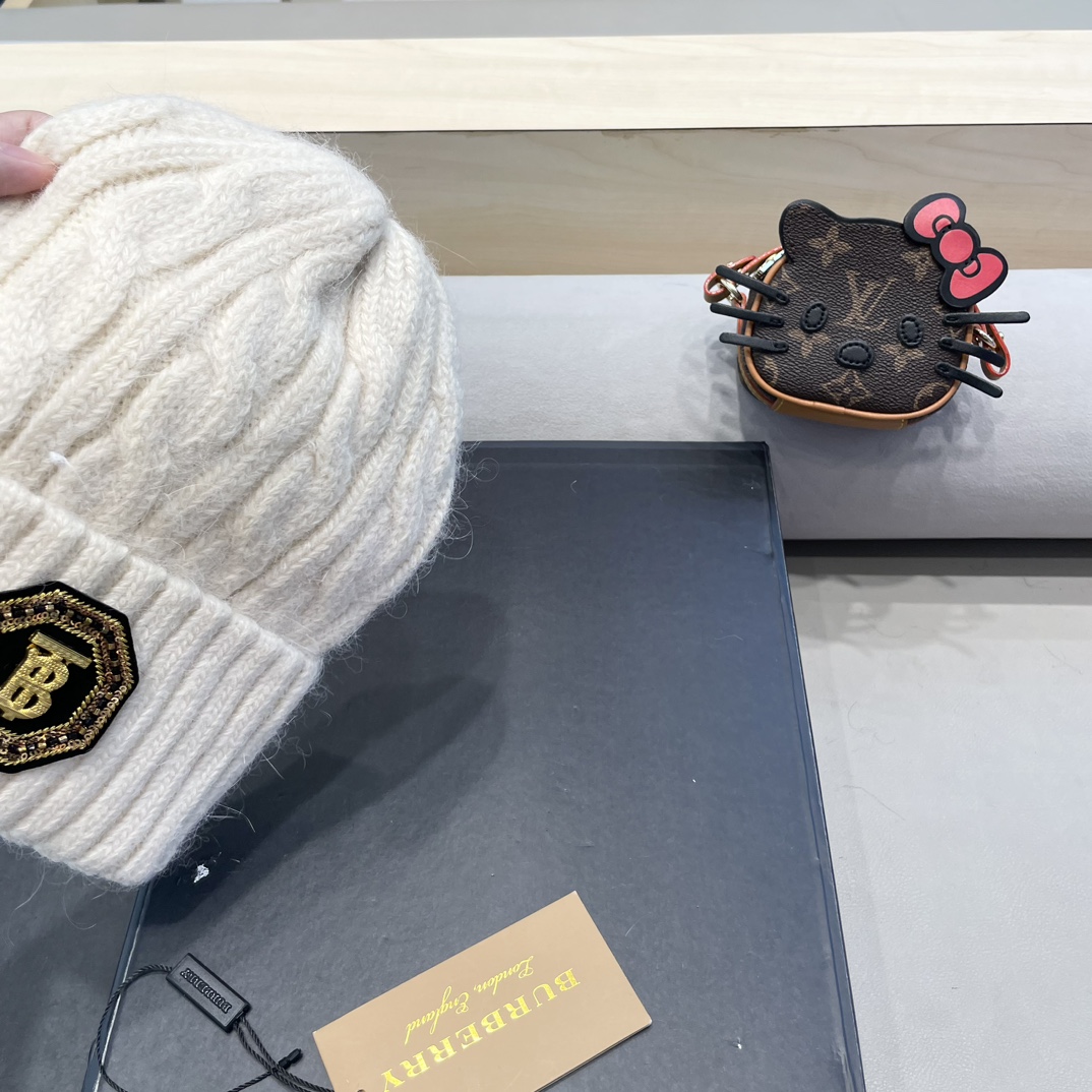 巴宝莉Burberry新款针织麻花毛线帽女秋冬季护耳防寒保暖帽子字母贴布冷帽潮