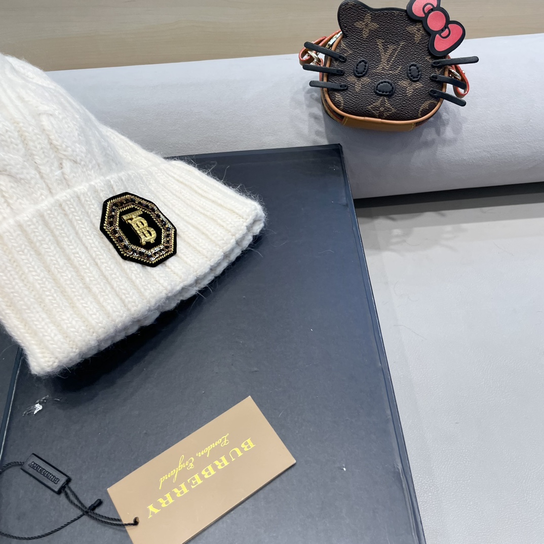 巴宝莉Burberry新款针织麻花毛线帽女秋冬季护耳防寒保暖帽子字母贴布冷帽潮