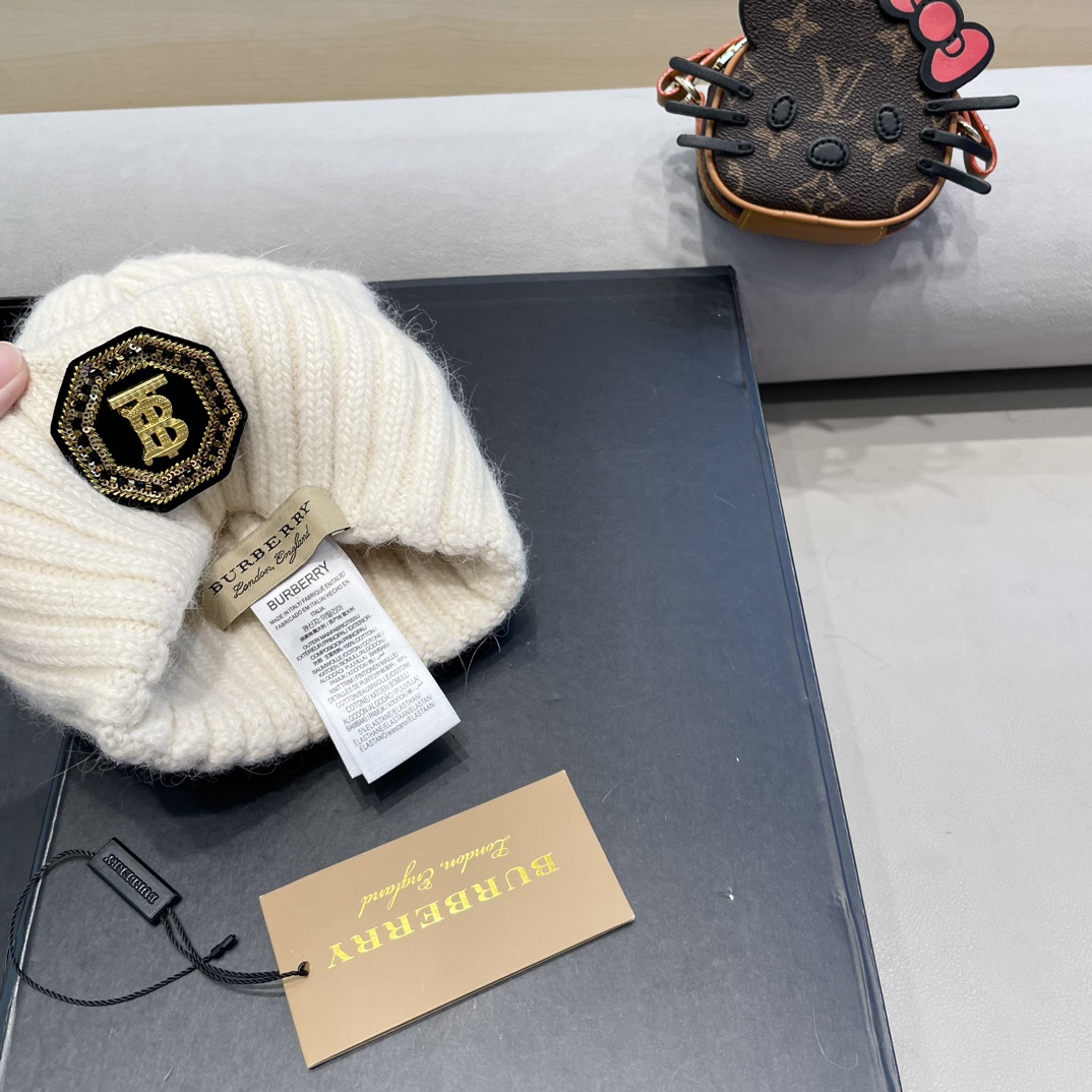 巴宝莉Burberry新款针织麻花毛线帽女秋冬季护耳防寒保暖帽子字母贴布冷帽潮