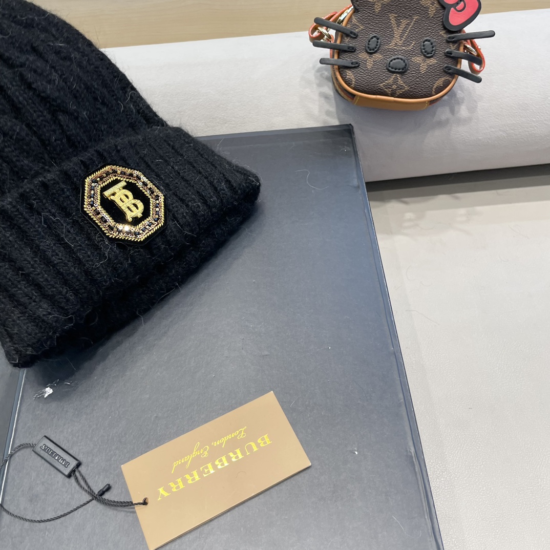 巴宝莉Burberry新款针织麻花毛线帽女秋冬季护耳防寒保暖帽子字母贴布冷帽潮