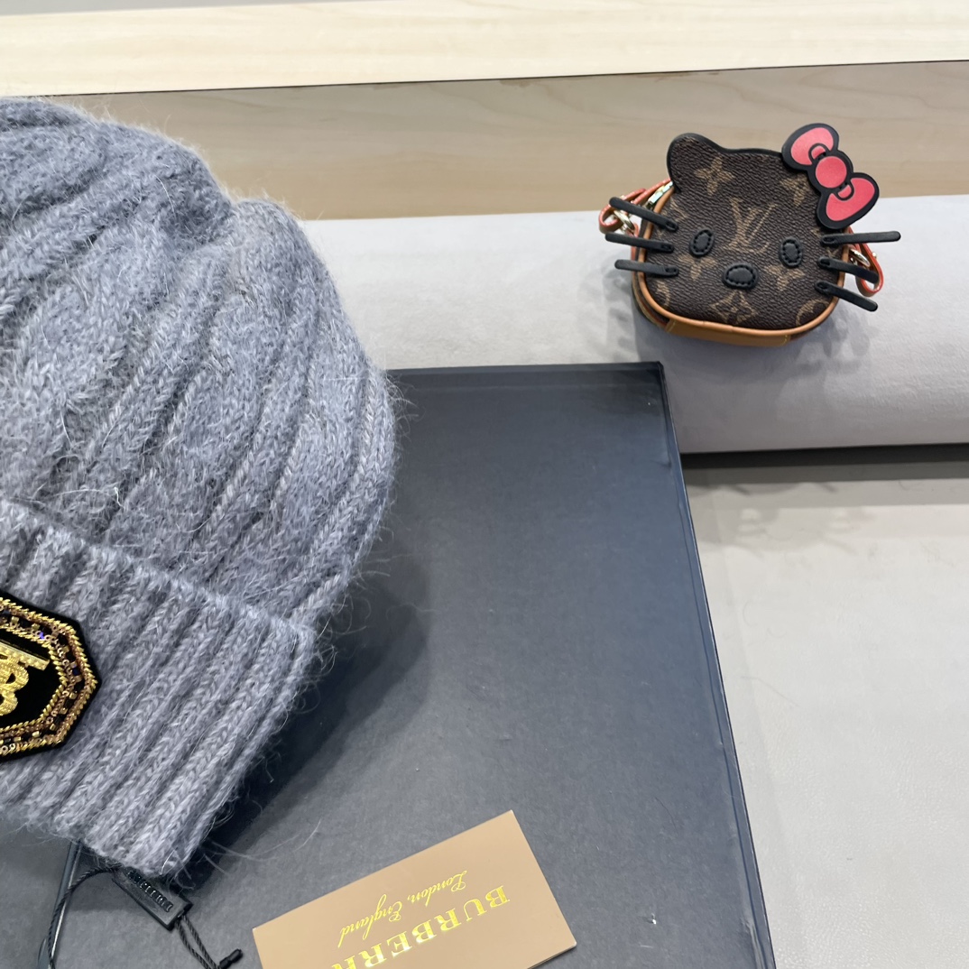 巴宝莉Burberry新款针织麻花毛线帽女秋冬季护耳防寒保暖帽子字母贴布冷帽潮 