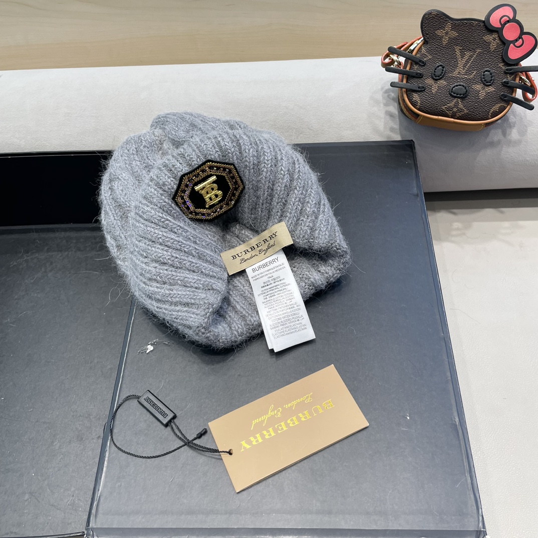 巴宝莉Burberry新款针织麻花毛线帽女秋冬季护耳防寒保暖帽子字母贴布冷帽潮 