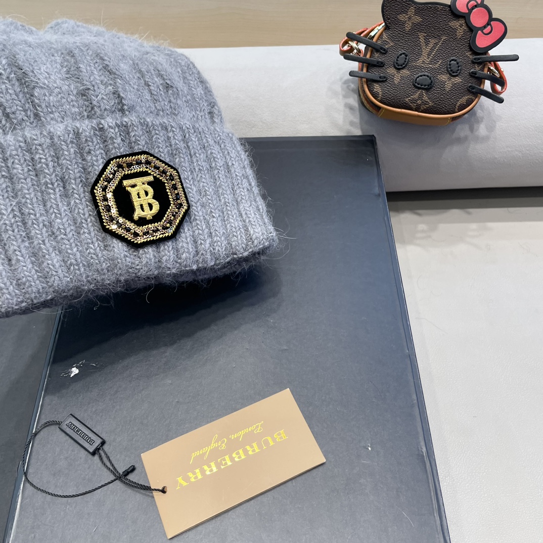 巴宝莉Burberry新款针织麻花毛线帽女秋冬季护耳防寒保暖帽子字母贴布冷帽潮 