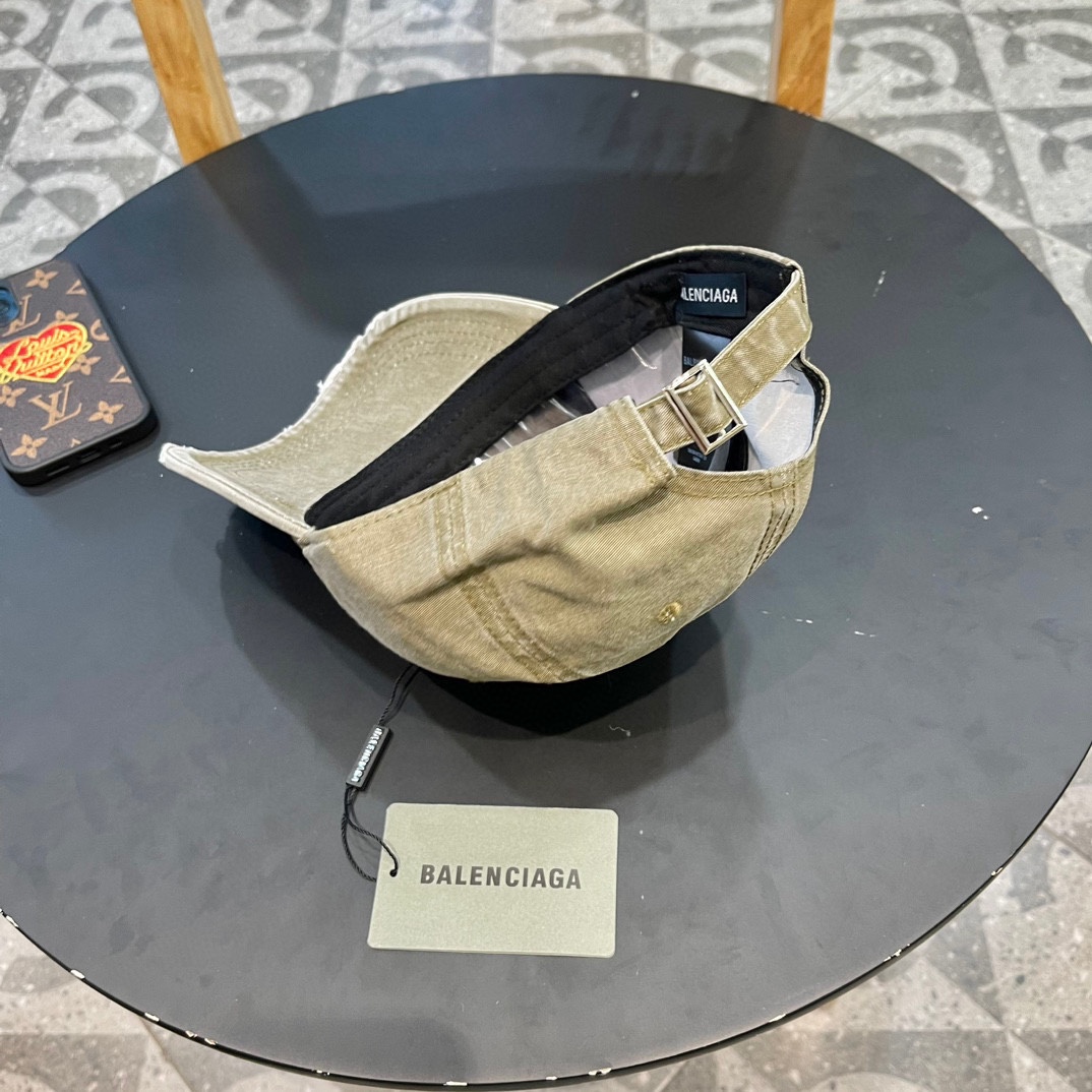  🧢巴黎世家Balenciaga，经典棒球帽
简单的单品最重细节 高克重双纱纯棉 面料和工艺都是一流 ，