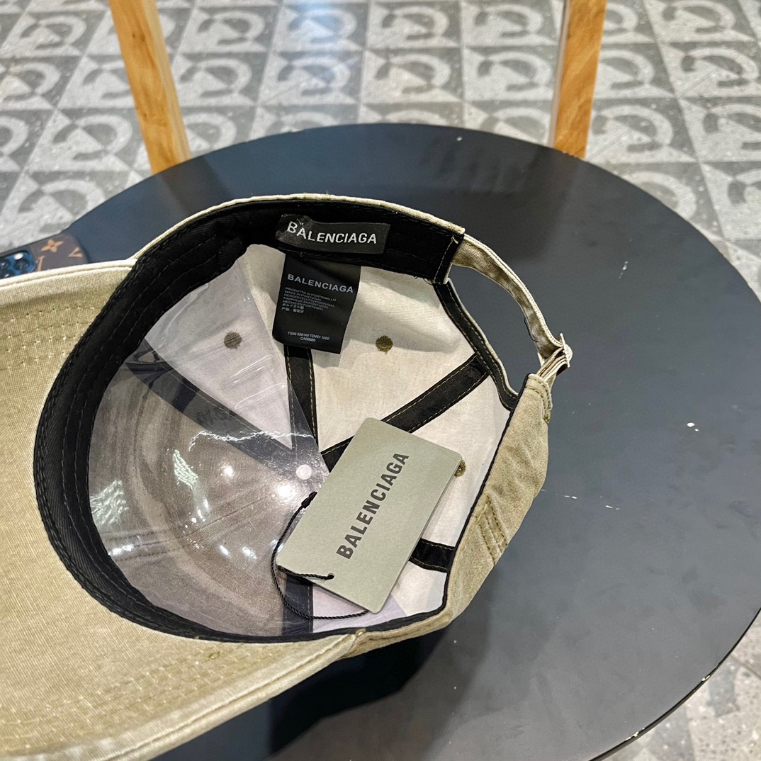  🧢巴黎世家Balenciaga，经典棒球帽
简单的单品最重细节 高克重双纱纯棉 面料和工艺都是一流 ，