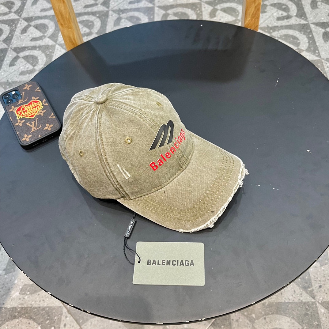  🧢巴黎世家Balenciaga，经典棒球帽
简单的单品最重细节 高克重双纱纯棉 面料和工艺都是一流 ，