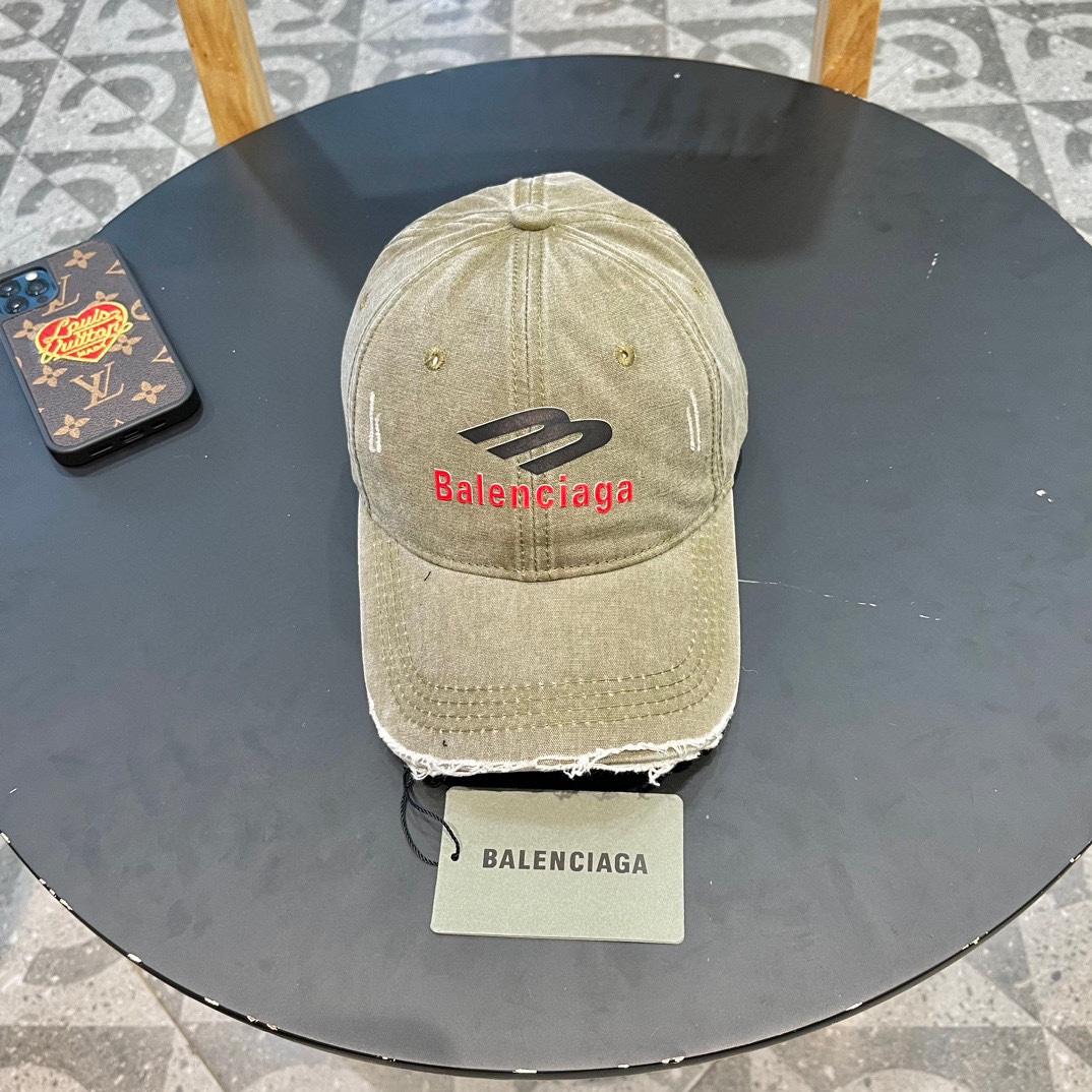  🧢巴黎世家Balenciaga，经典棒球帽
简单的单品最重细节 高克重双纱纯棉 面料和工艺都是一流 ，