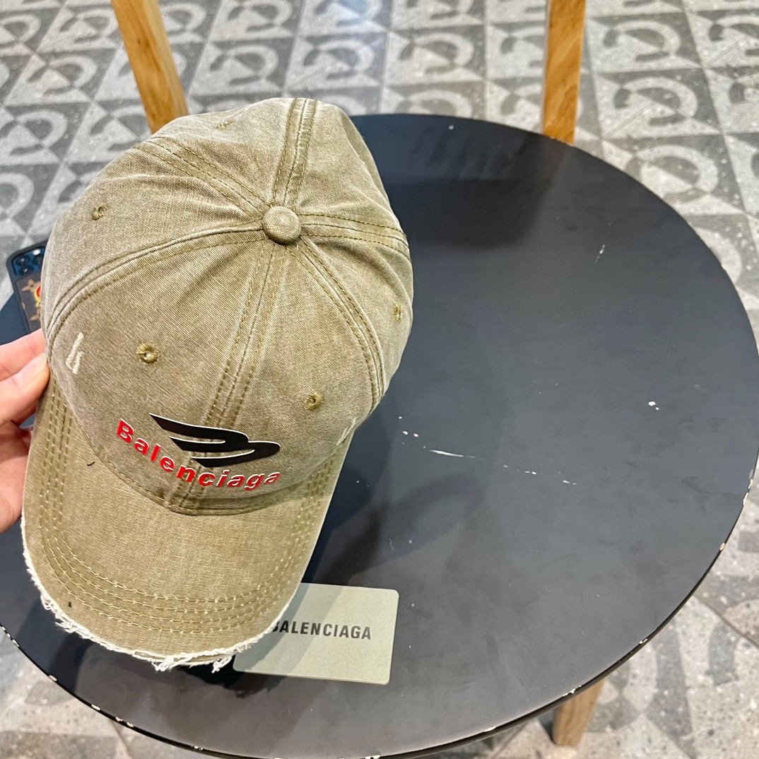  🧢巴黎世家Balenciaga，经典棒球帽
简单的单品最重细节 高克重双纱纯棉 面料和工艺都是一流 ，