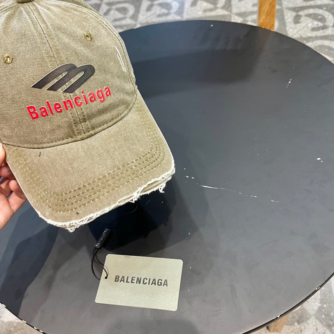  🧢巴黎世家Balenciaga，经典棒球帽
简单的单品最重细节 高克重双纱纯棉 面料和工艺都是一流 ，
