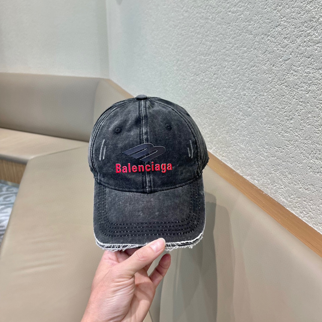  🧢巴黎世家Balenciaga，经典棒球帽
简单的单品最重细节 高克重双纱纯棉 面料和工艺都是一流 ，