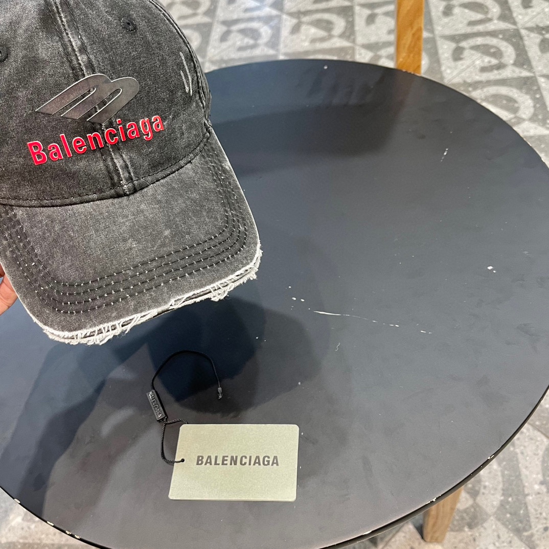  🧢巴黎世家Balenciaga，经典棒球帽
简单的单品最重细节 高克重双纱纯棉 面料和工艺都是一流 ，