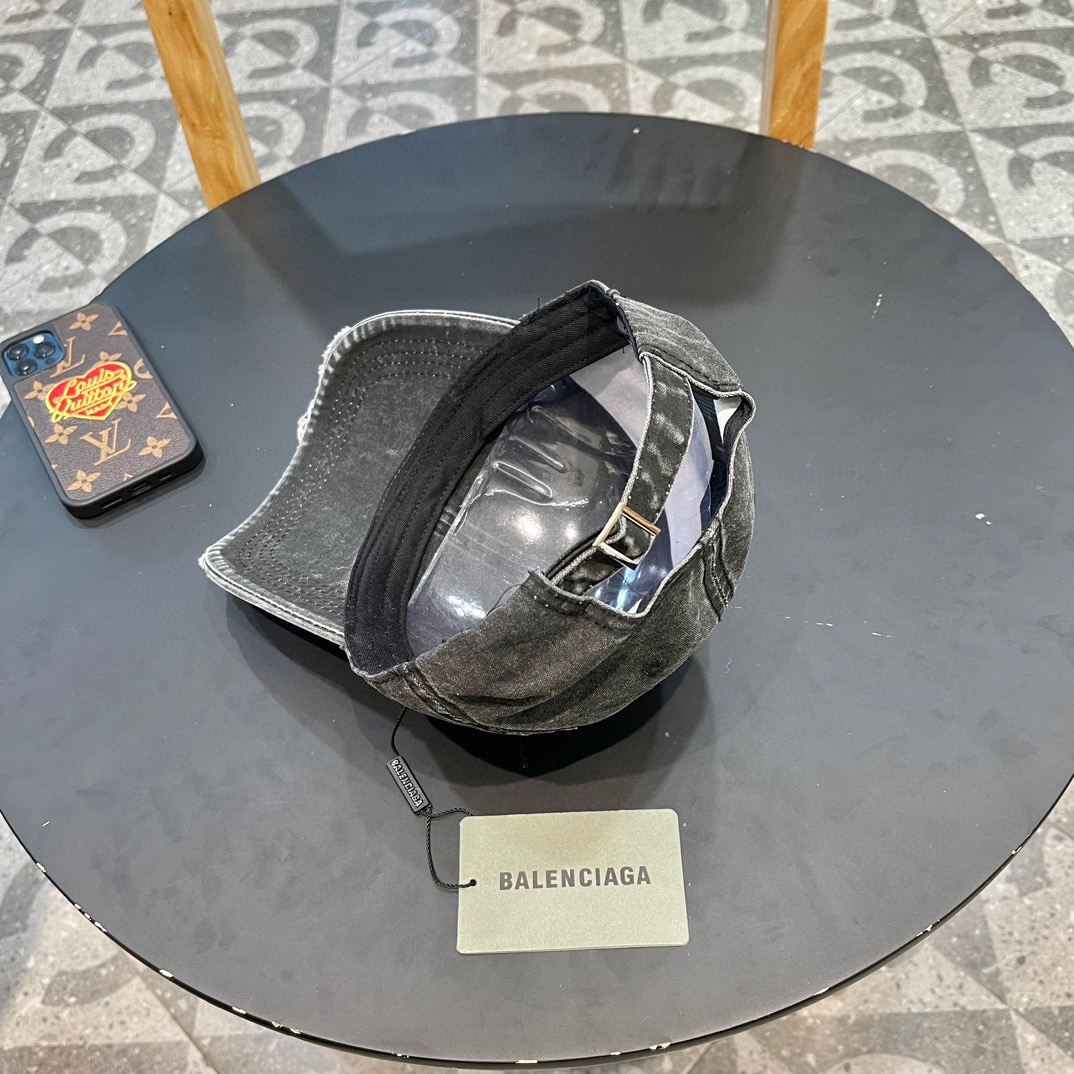  🧢巴黎世家Balenciaga，经典棒球帽
简单的单品最重细节 高克重双纱纯棉 面料和工艺都是一流 ，
