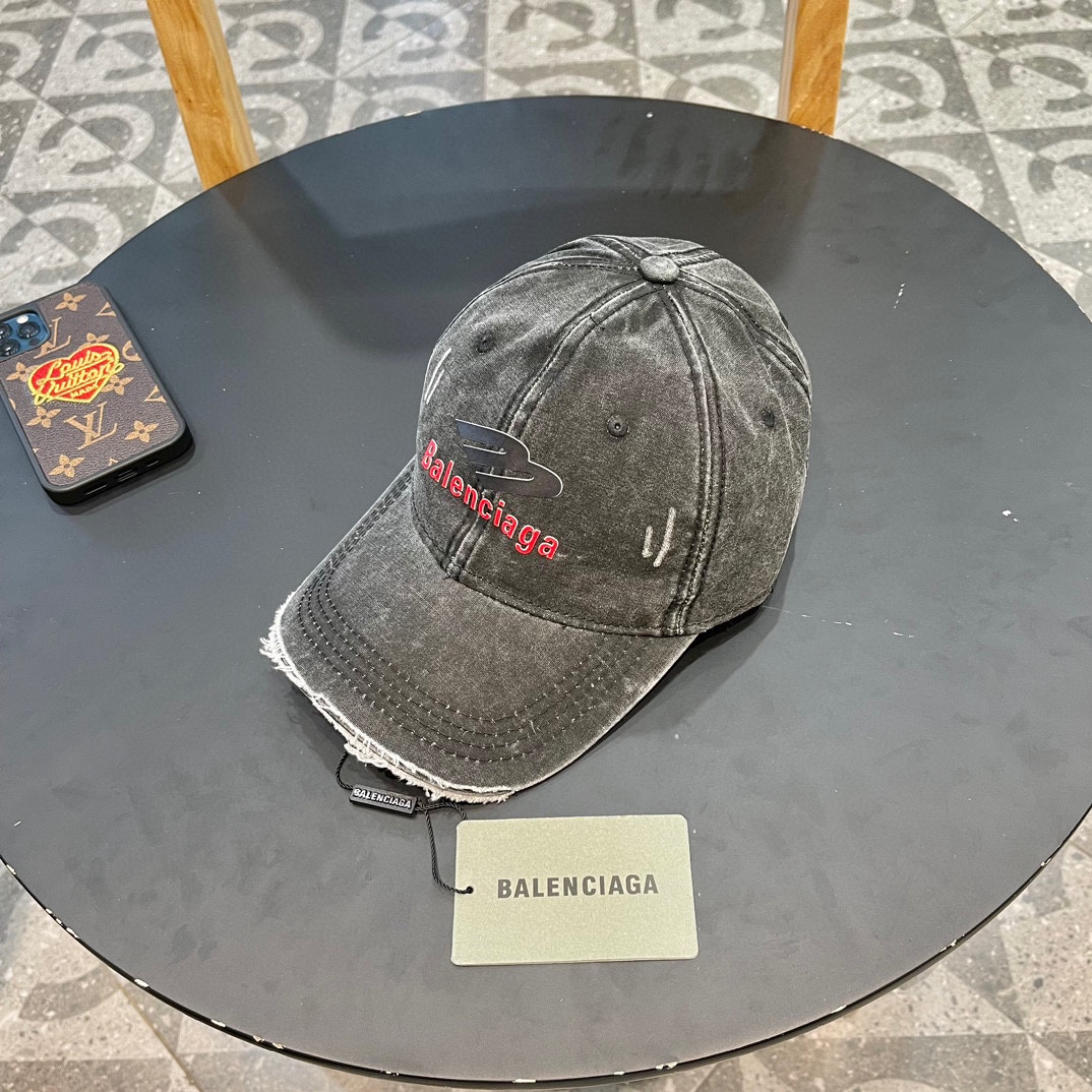  🧢巴黎世家Balenciaga，经典棒球帽
简单的单品最重细节 高克重双纱纯棉 面料和工艺都是一流 ，