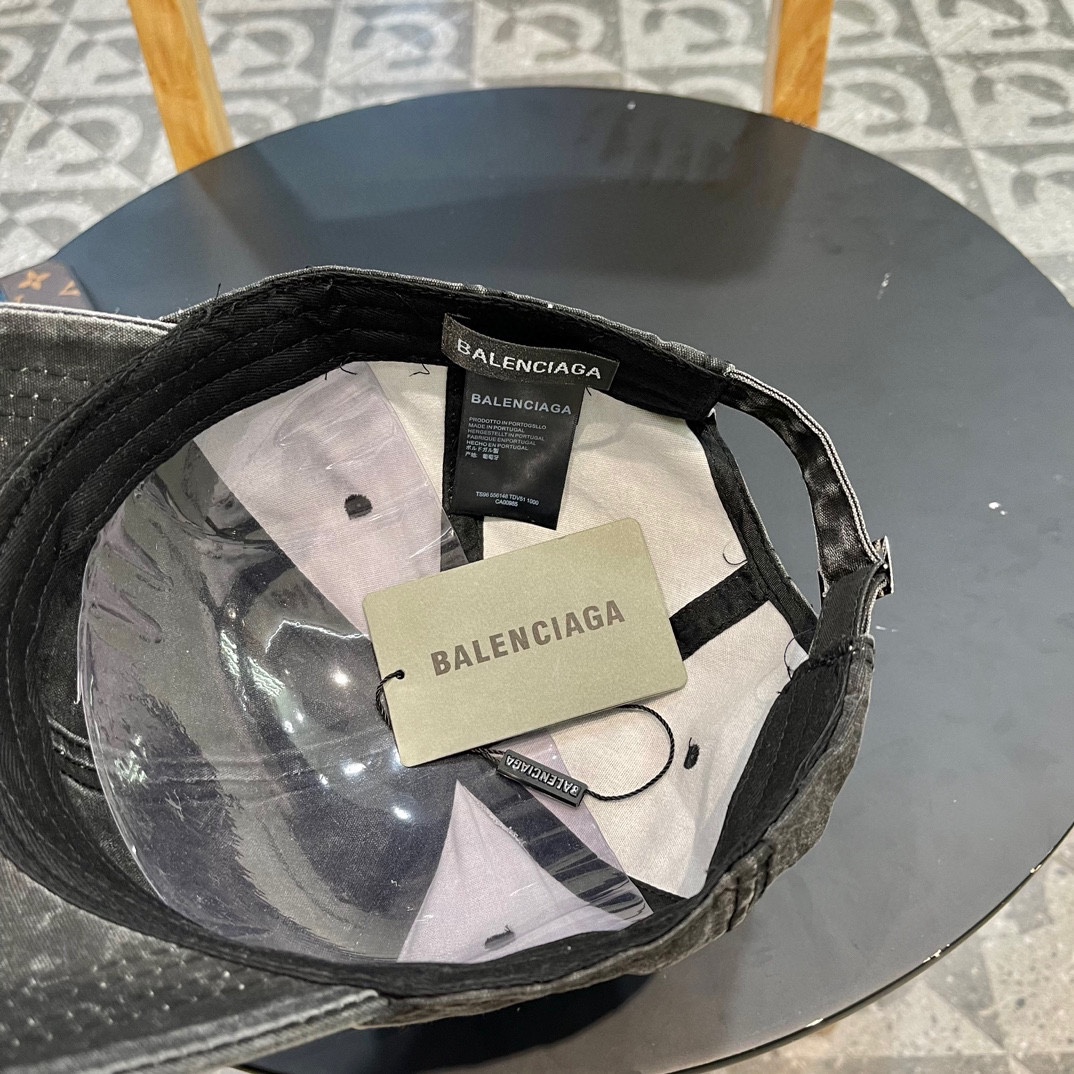  🧢巴黎世家Balenciaga，经典棒球帽
简单的单品最重细节 高克重双纱纯棉 面料和工艺都是一流 ，