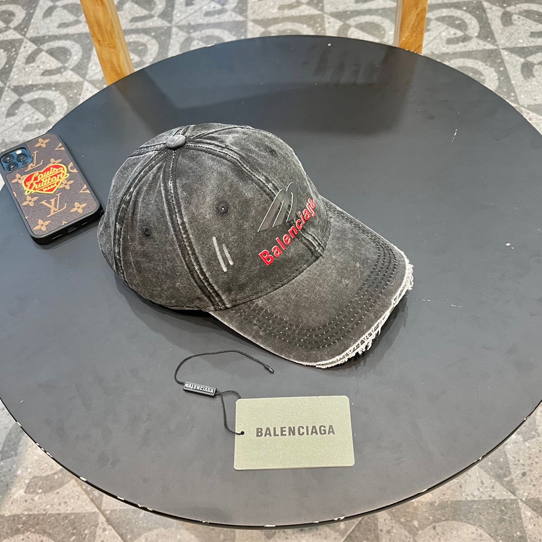  🧢巴黎世家Balenciaga，经典棒球帽
简单的单品最重细节 高克重双纱纯棉 面料和工艺都是一流 ，