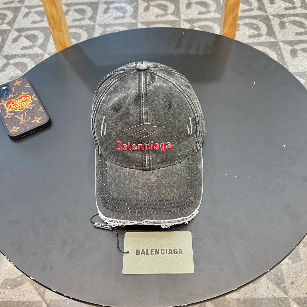  🧢巴黎世家Balenciaga，经典棒球帽
简单的单品最重细节 高克重双纱纯棉 面料和工艺都是一流 ，