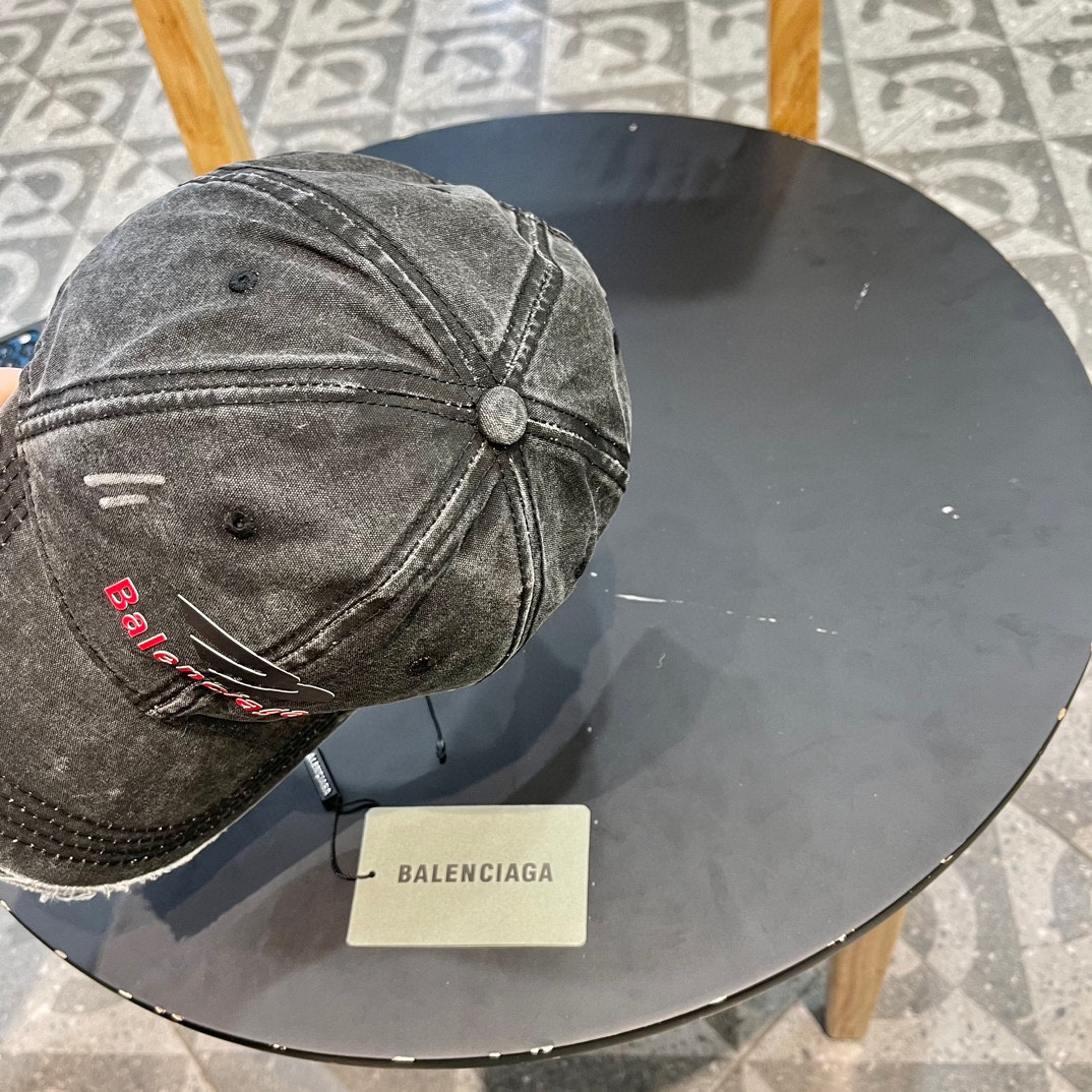  🧢巴黎世家Balenciaga，经典棒球帽
简单的单品最重细节 高克重双纱纯棉 面料和工艺都是一流 ，