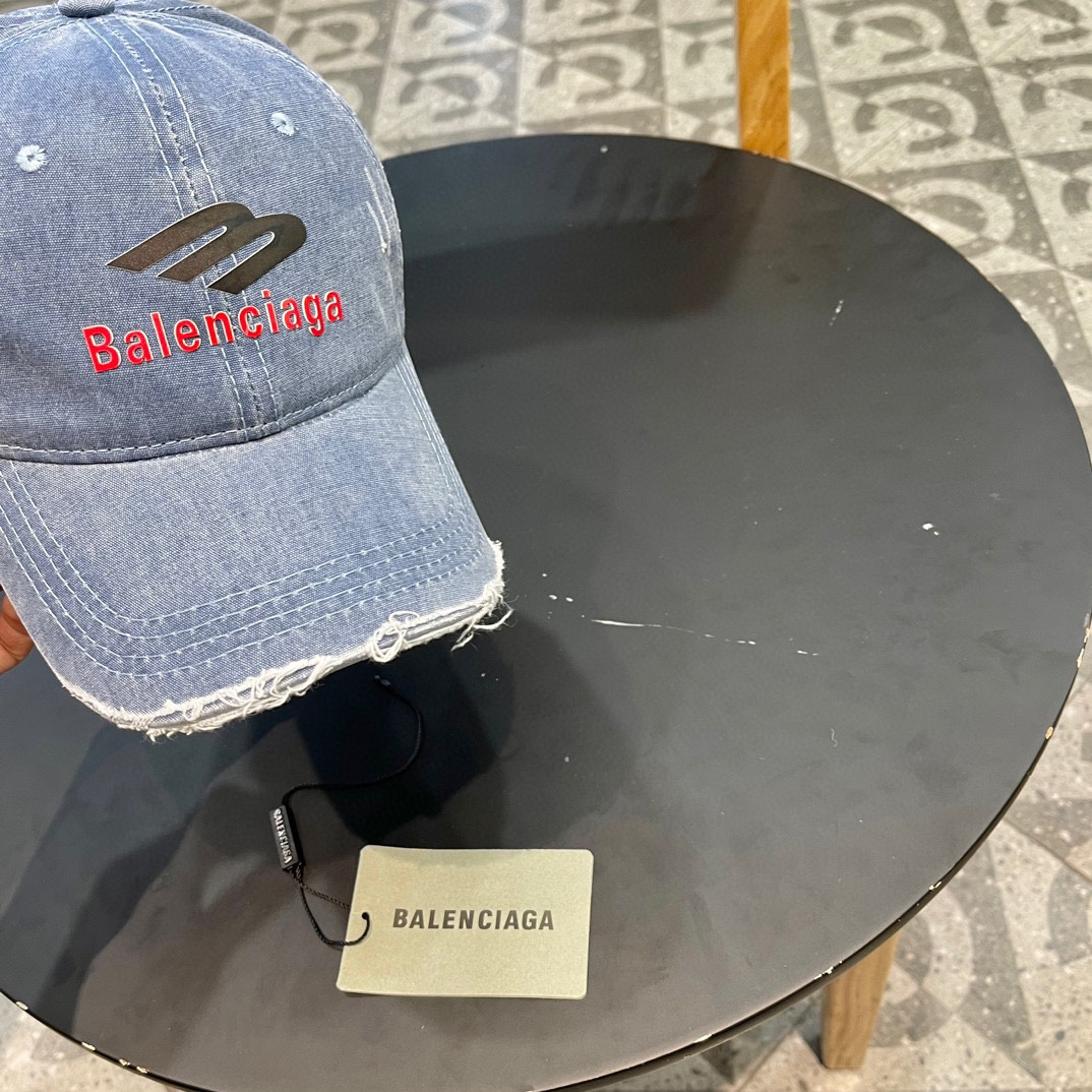  🧢巴黎世家Balenciaga，经典棒球帽
简单的单品最重细节 高克重双纱纯棉 面料和工艺都是一流 ，