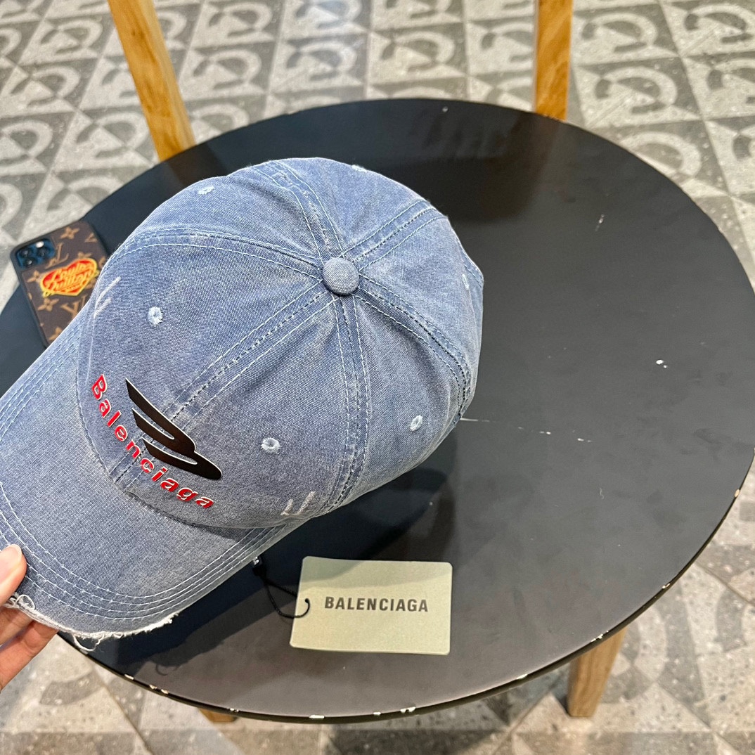  🧢巴黎世家Balenciaga，经典棒球帽
简单的单品最重细节 高克重双纱纯棉 面料和工艺都是一流 ，