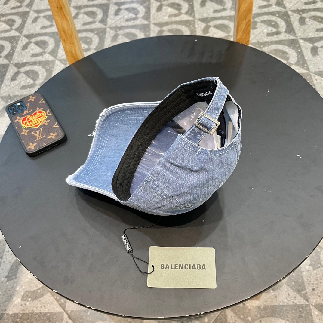  🧢巴黎世家Balenciaga，经典棒球帽
简单的单品最重细节 高克重双纱纯棉 面料和工艺都是一流 ，
