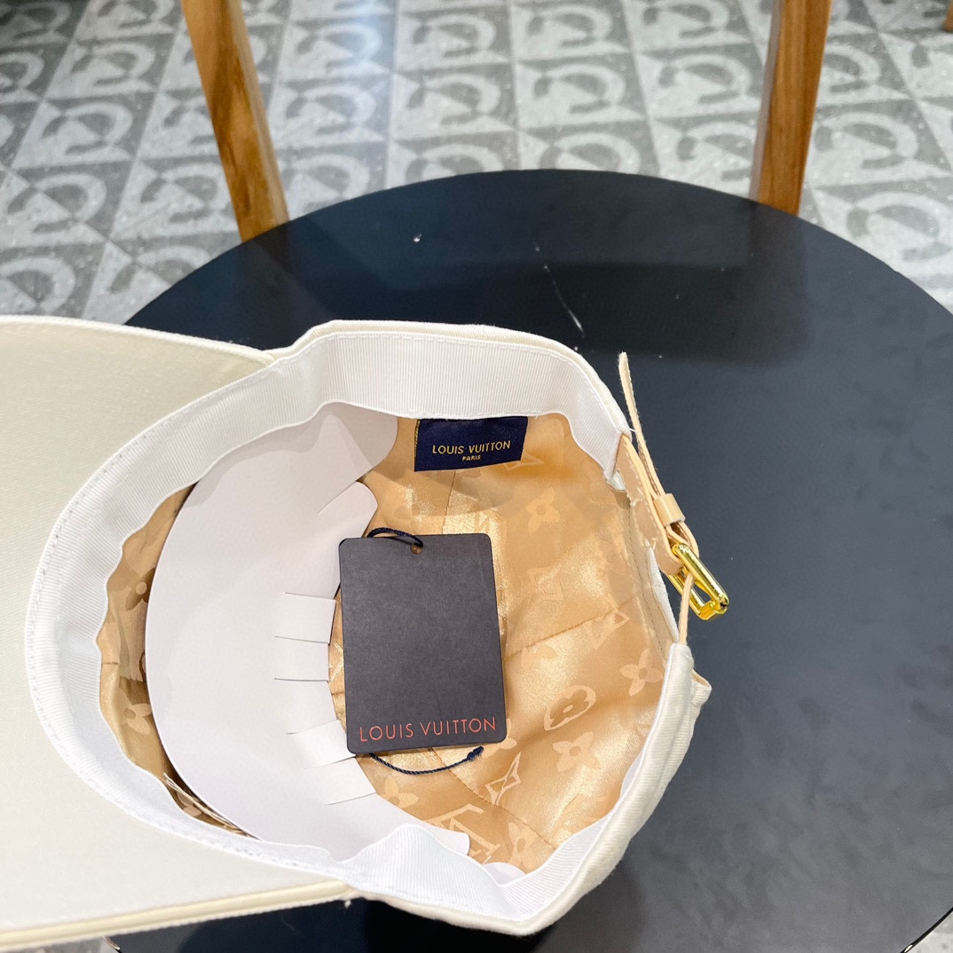   LV路易威登新款原单棒球帽， 专柜11开模订制，纯棉内里，轻盈透气！质量超赞，基础头围56，贴片可调