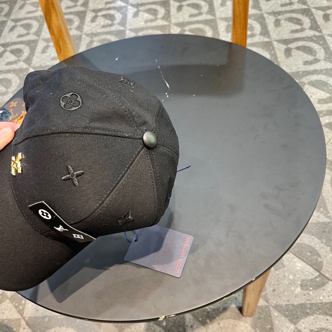  LV路易威登新款原单棒球帽， 专柜11开模订制，纯棉内里，轻盈透气！质量超赞，基础头围56，贴片可调