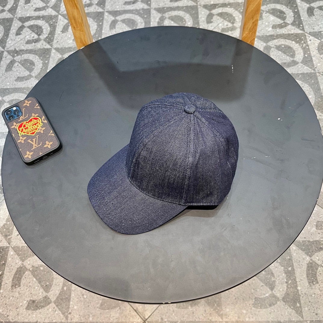  普拉达 春夏牛仔棒球帽
这款真的要推荐给你们，气质又随意，牛仔布面料百搭又耐看，不挑脸型和头型，超显脸