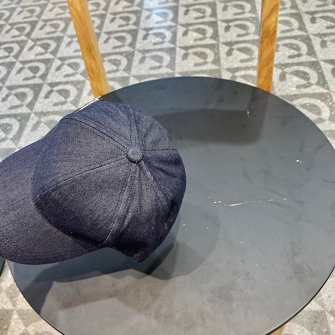  普拉达 春夏牛仔棒球帽
这款真的要推荐给你们，气质又随意，牛仔布面料百搭又耐看，不挑脸型和头型，超显脸