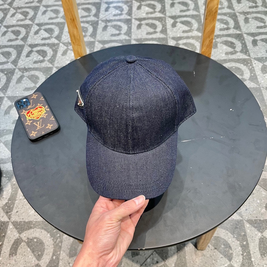  普拉达 春夏牛仔棒球帽
这款真的要推荐给你们，气质又随意，牛仔布面料百搭又耐看，不挑脸型和头型，超显脸