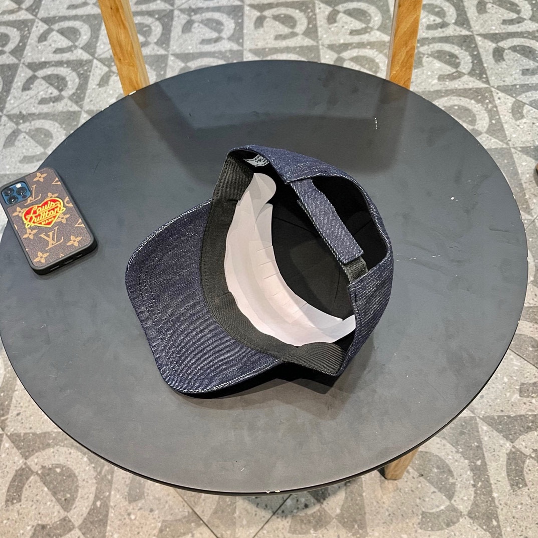  普拉达 春夏牛仔棒球帽
这款真的要推荐给你们，气质又随意，牛仔布面料百搭又耐看，不挑脸型和头型，超显脸